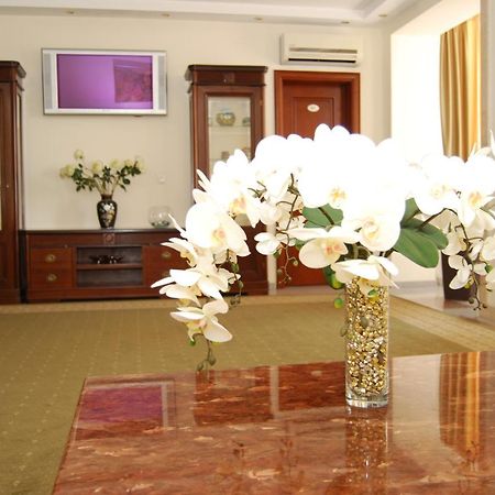 Platinum Hotel Chisinau Bagian luar foto
