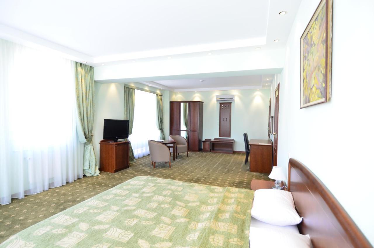 Platinum Hotel Chisinau Bagian luar foto