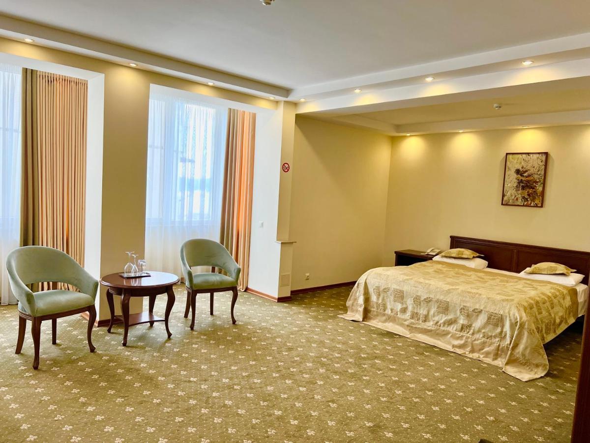 Platinum Hotel Chisinau Bagian luar foto