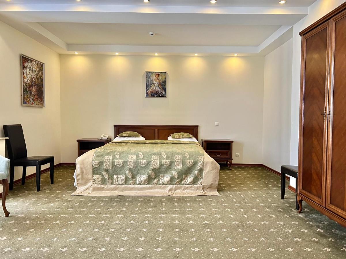 Platinum Hotel Chisinau Bagian luar foto