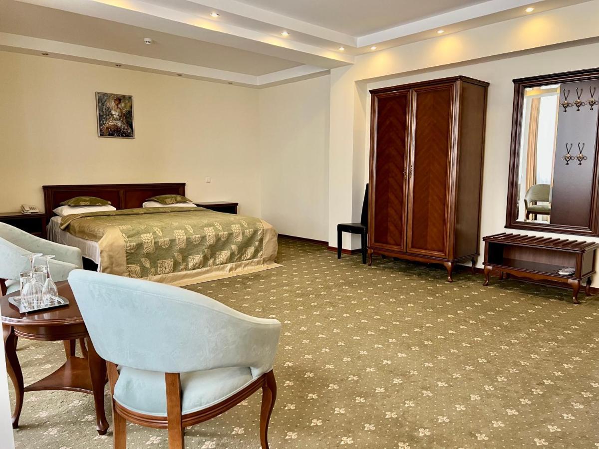 Platinum Hotel Chisinau Bagian luar foto