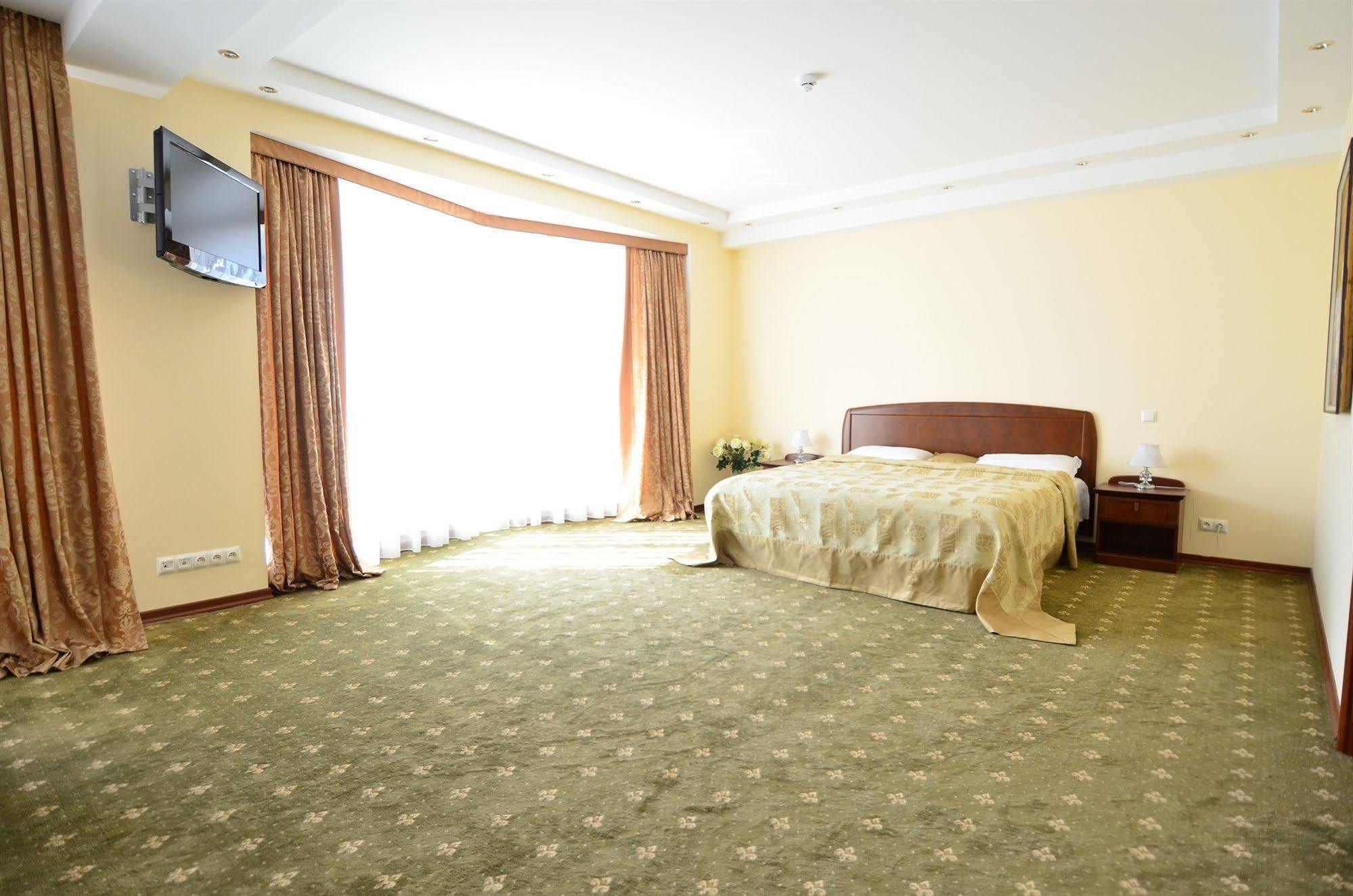 Platinum Hotel Chisinau Bagian luar foto