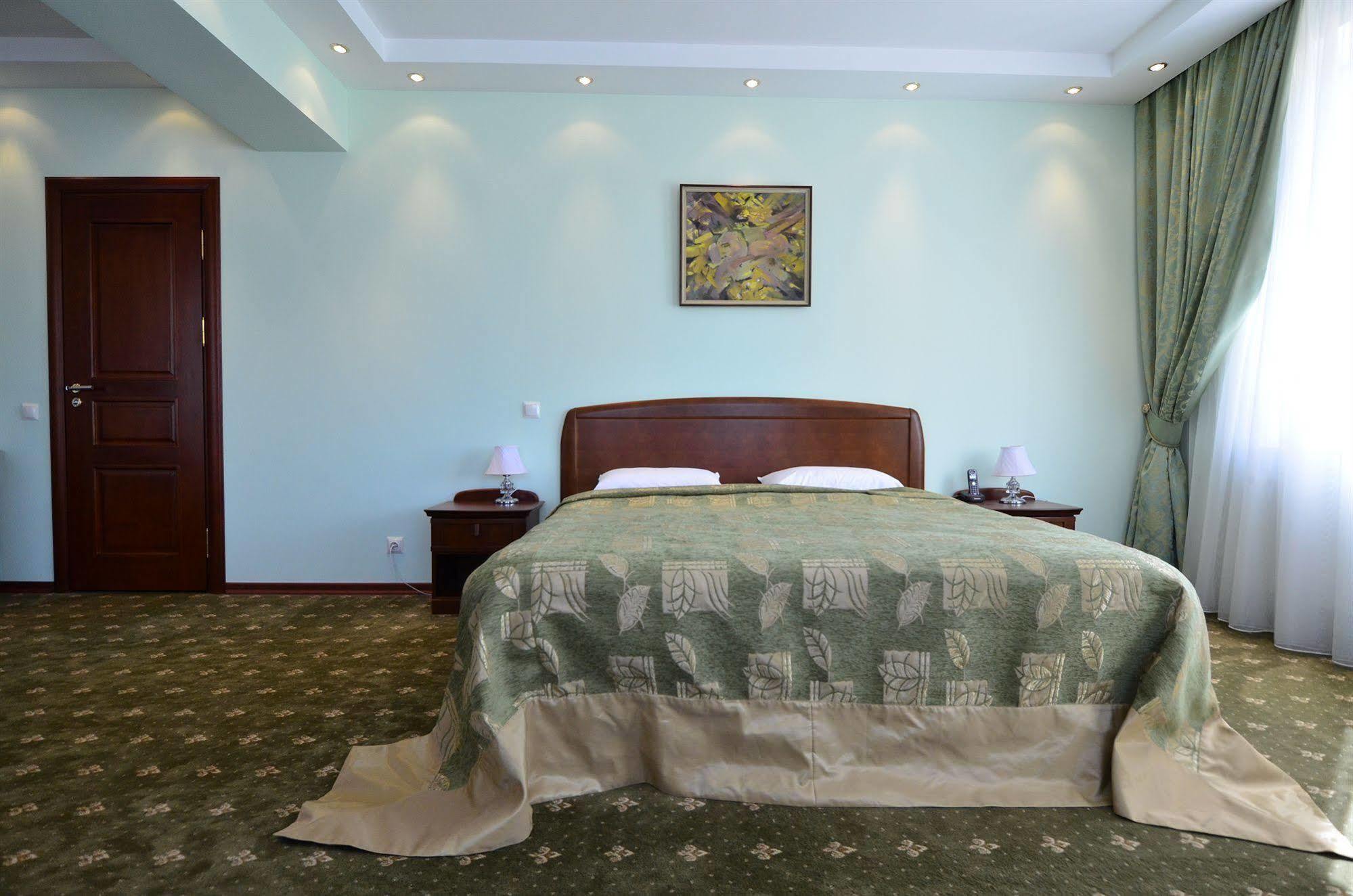 Platinum Hotel Chisinau Bagian luar foto