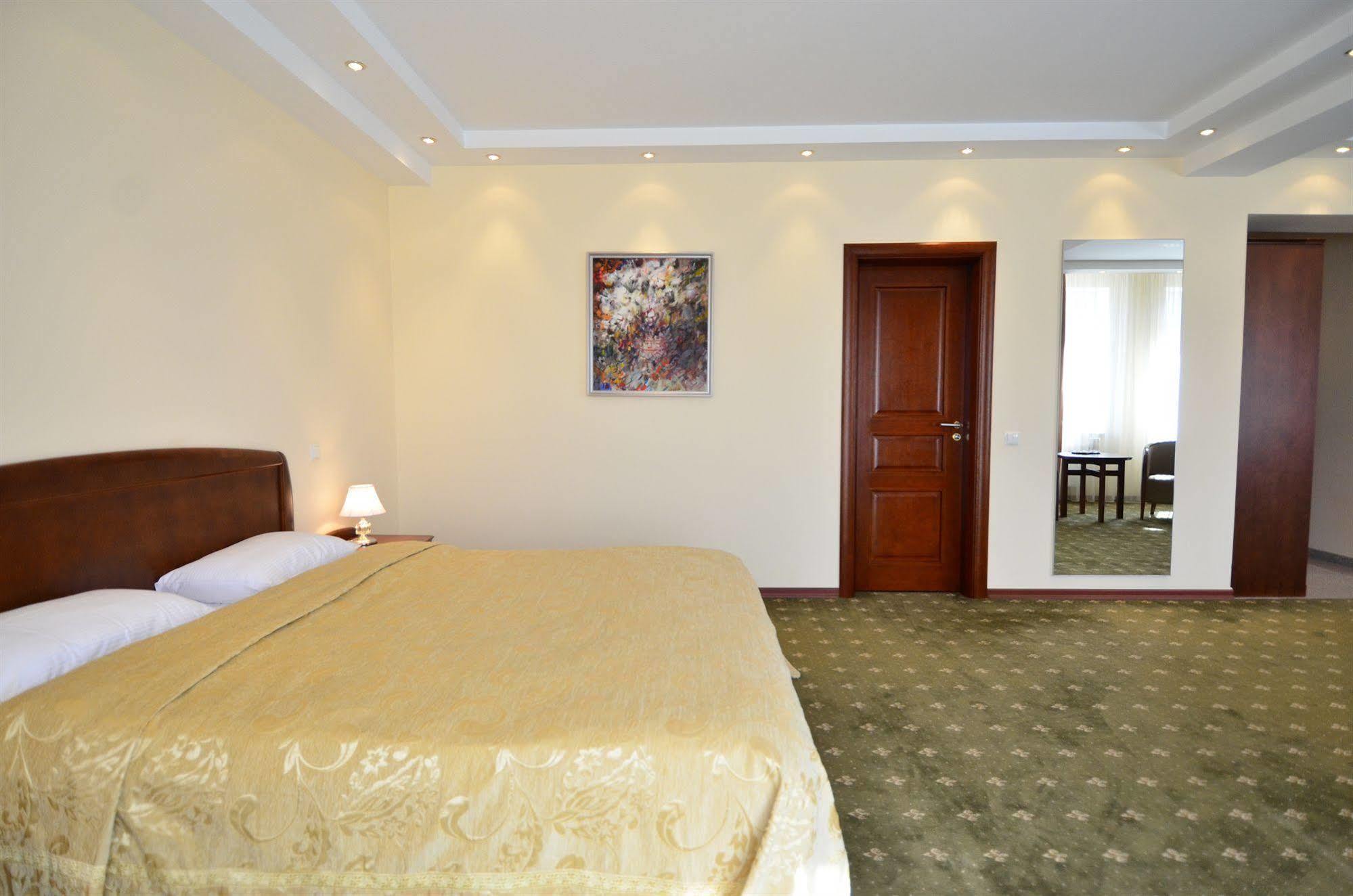 Platinum Hotel Chisinau Bagian luar foto