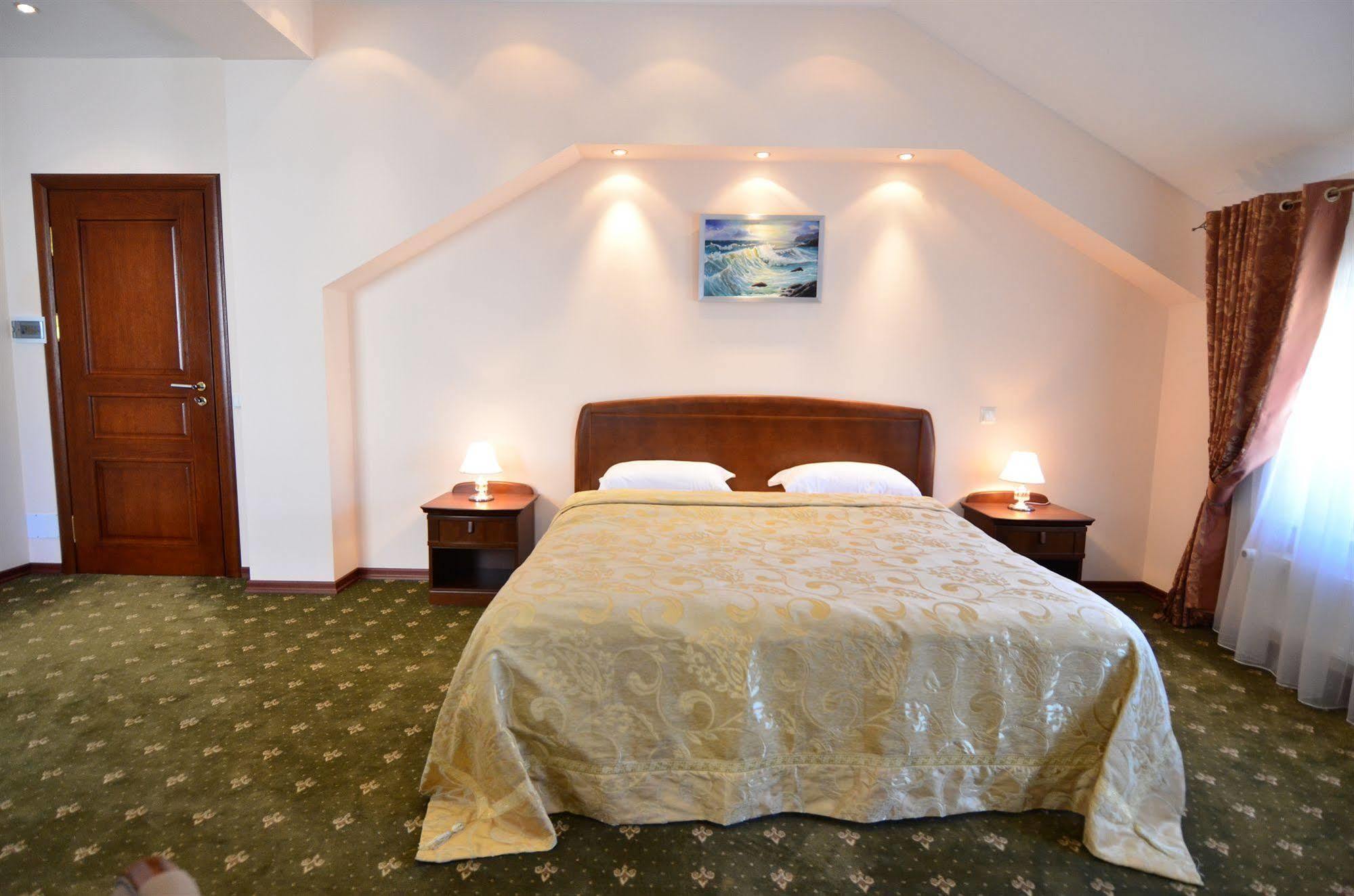 Platinum Hotel Chisinau Bagian luar foto