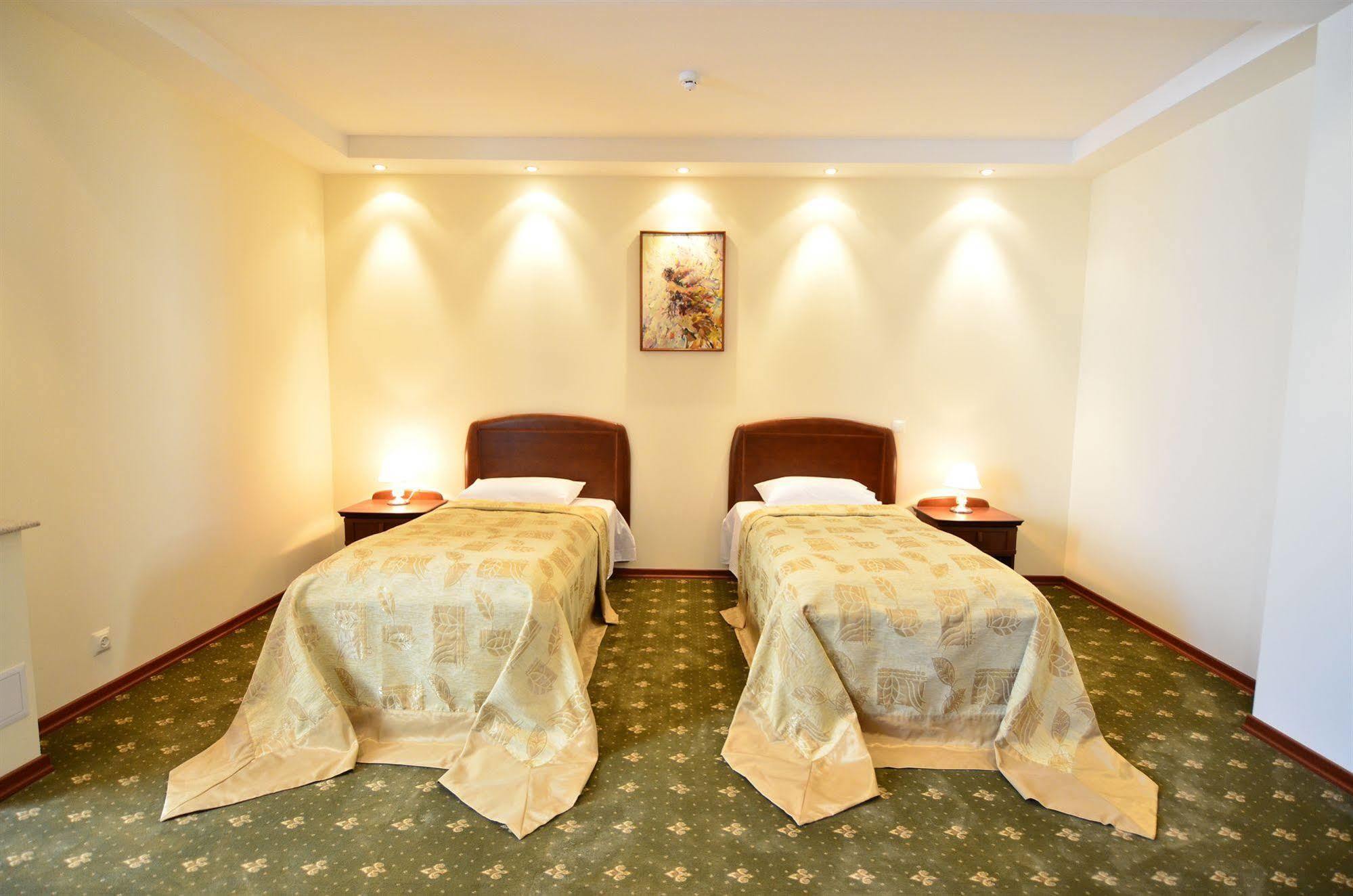 Platinum Hotel Chisinau Bagian luar foto