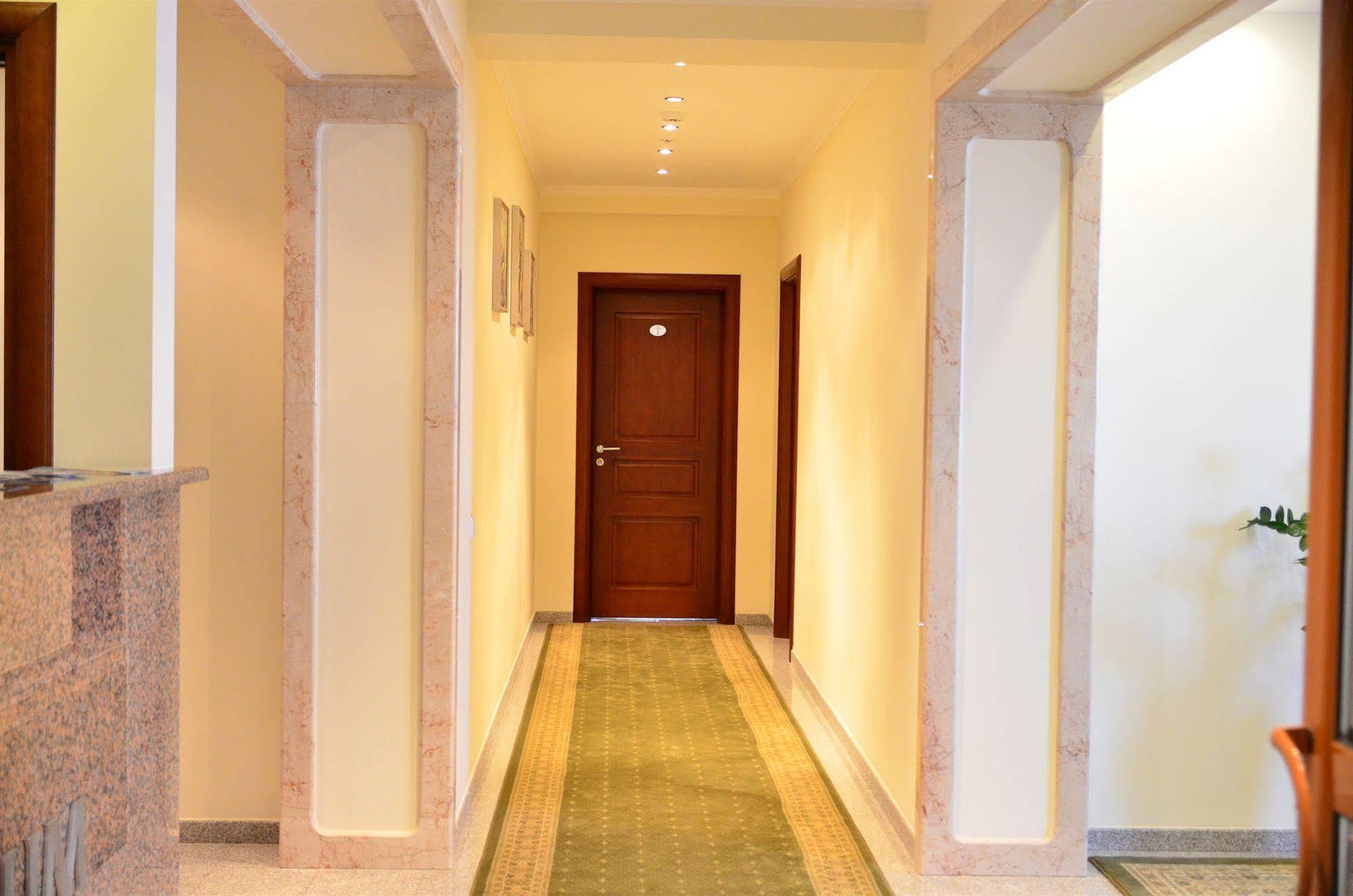Platinum Hotel Chisinau Bagian luar foto